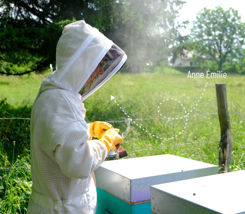 Anne émilie en train de s'occuper des ruches